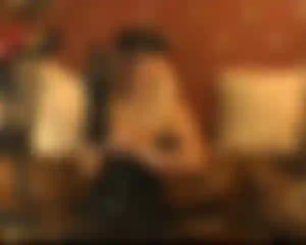 Joi con i guanti di pelle.