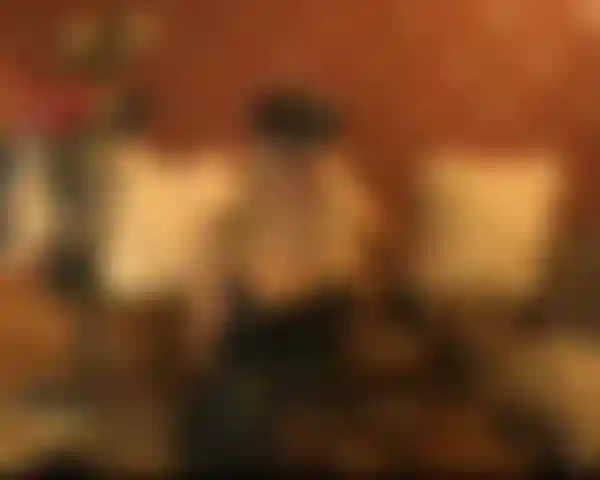 Joi2 con guanti di pelle.