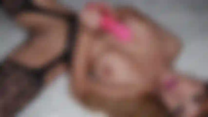 Mi sono scopata la figa con il mio grosso dildo rosa. Goditi la mia figa succosa e i miei gemiti!