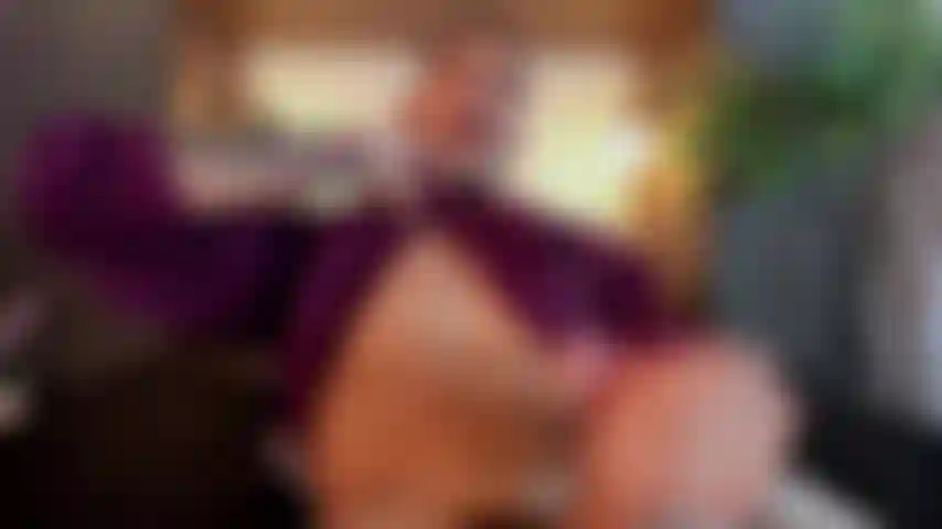 Che gioca con il suo grosso cazzo.