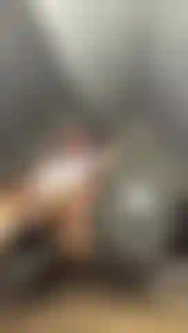 Che si accarezza il suo enorme cazzo nero.