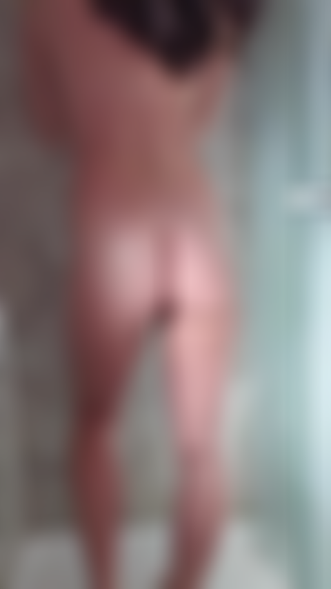 Video completo sexy doccia xxx: bagnata e insaponata, mi rado la figa e uso la doccia sulla mia figa.