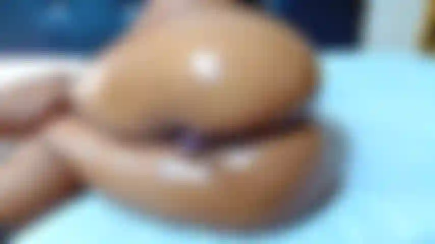 Vieni a guardare il mio culo che rimbalza di lato.