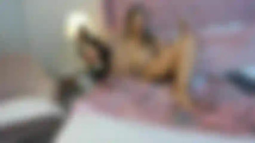 Mi scopo la figa forte mentre sono a faccia in giù.