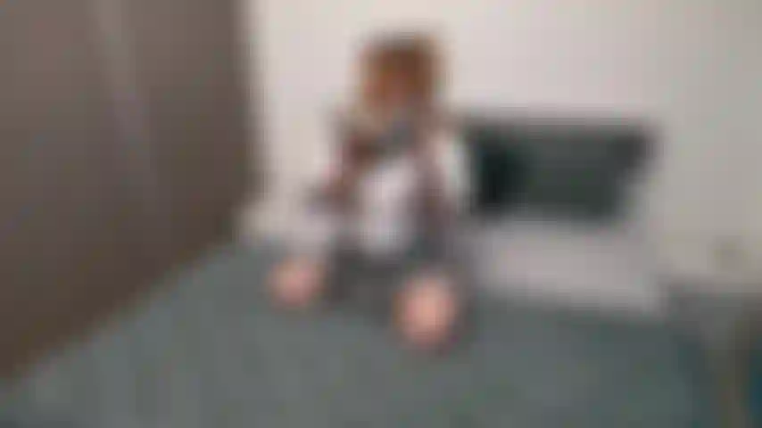 Una studentessa arrapata con plug anale e gioco di figa.