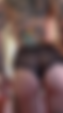 ( Muta) che gioca con la figa sopra e sotto le mutandine.