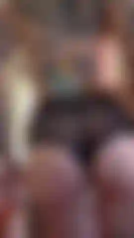 ( Muta) che gioca con la figa sopra e sotto le mutandine.