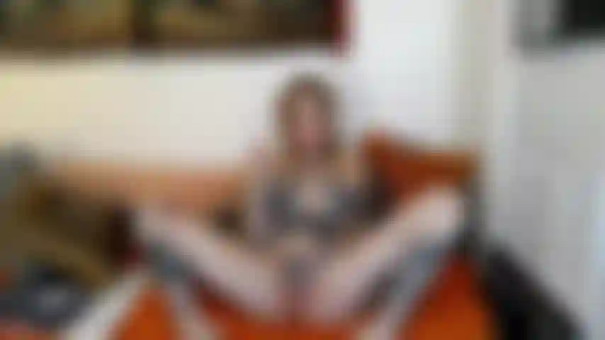 ( Muta) che viene con il mio vibratore, la punta del vibratore nel culo e la mia figa riempita in una sessione con cam.