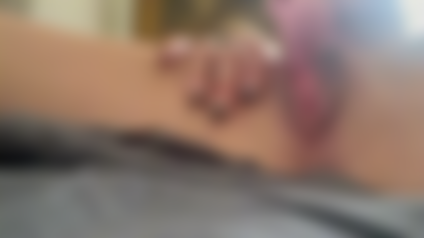 ( Muta) mi faccio venire con il mio giocattolo a suzione, spruzzo un po' ma è più un rivolo.