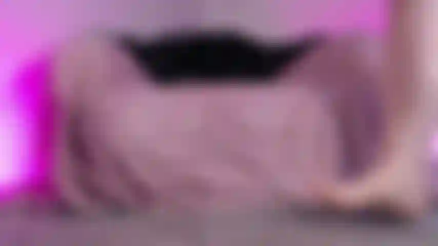 Sono una dea, una gigantessa, e mi hai trovata nella mia tana! E proprio mentre stavo per scoparmi questo enorme dildo. Sei minuscolo- non c'è modo che tu possa darmi piacere, e potrei schiacciarti sotto i miei enormi piedi, ma lo farò? Guarda e scopri!