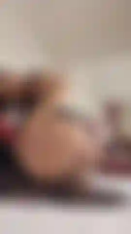 Con una gonna scoperta senza mutandine e un foot job spettacolare che rimarrà per sempre nella tua memoria!