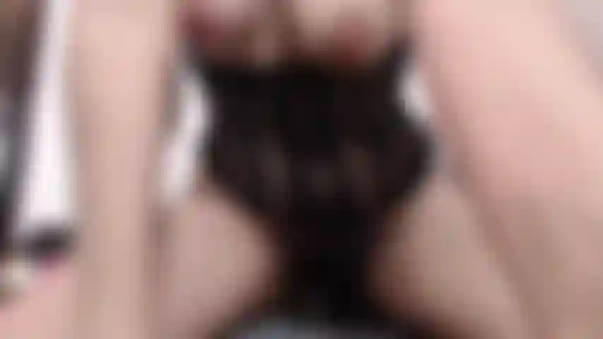 Mi piace cavalcare il mio giocattolo bbc mentre la mia stretta figa pelosa si bagna e gemo mentre le mie tette e il mio culo rimbalzano.