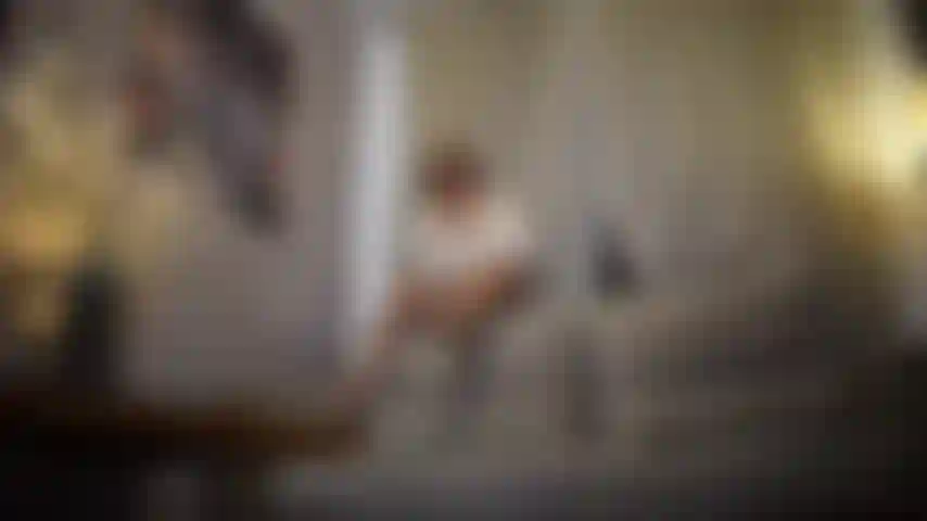 Calze bianche e tette fuori.