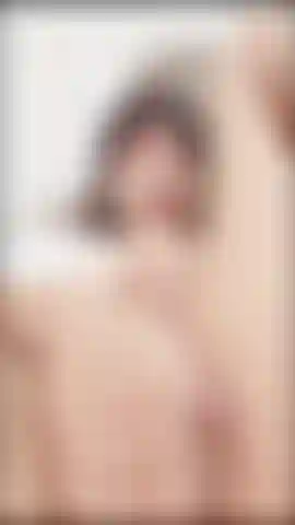 Masturbo il clitoride velocemente e senza pietà.