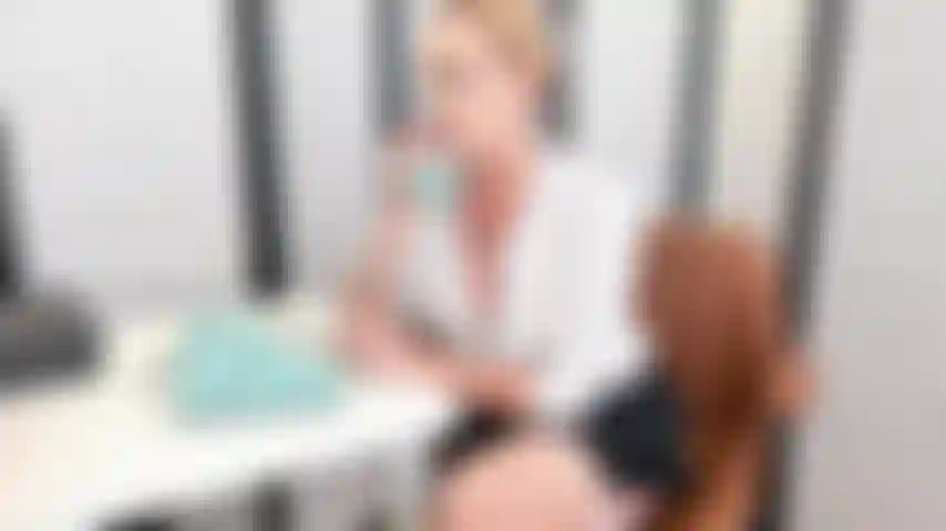 💦Vieni sotto la mia scrivania, ti piacerà davvero essere il mio assistente personale! Tutti quegli incontri speciali e le richieste che ho. È ora che tu ti metta in ginocchio sotto la mia scrivania.....Ti lascerò masturbare però. Toccati mentre lecchi, stuzzichi e soddisfi la tua capo! Una bella figa larga e succosa si apre da sotto la mia scrivania.