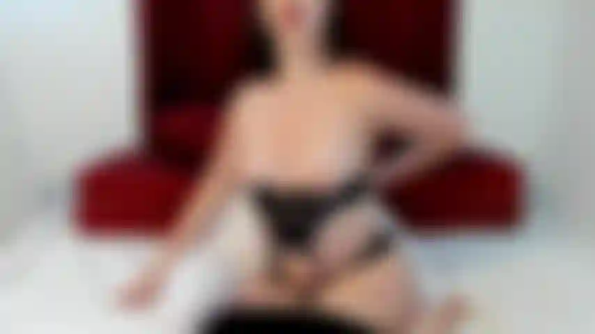 Faccio un pompino in pov dopo essermi spogliata completamente nuda per te e mostrarti la mia figa.