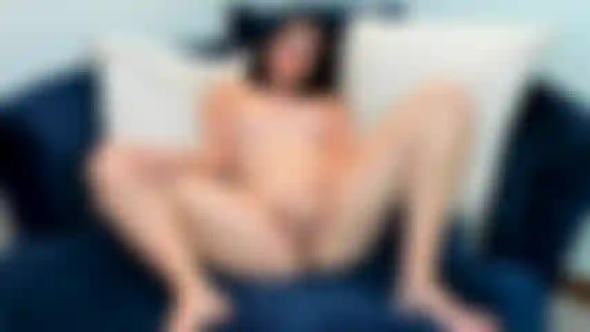 Ti imploro di venirmi dentro mentre mi scopo con le dita fino all'orgasmo.