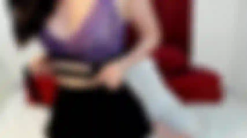 Una spogliarellista sensuale e una twerk nuda.