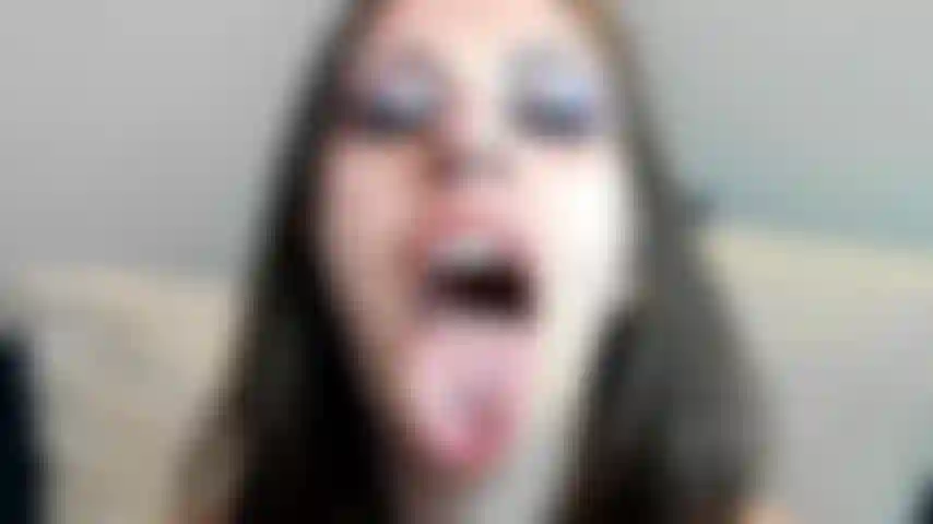 Con la lingua fuori in attesa del tuo sperma.