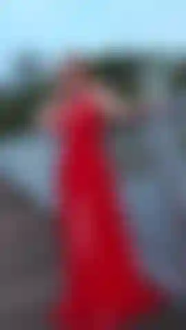 Fa così caldo qui che non riesco più a sopportare i miei vestiti... Vieni in privato e aiutami a togliere gli ultimi vestiti.