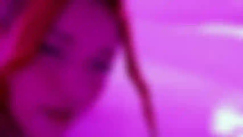 Che mi cola il latte in faccia, sui seni... E anche tra le gambe.