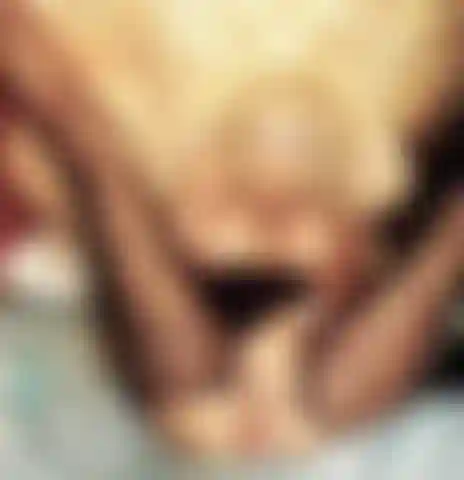 Gioco con la mia bella figa mentre fumo una sigaretta.