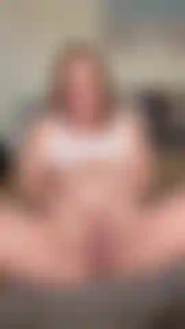 Like my bald pussy ? Jerking off my clit until i