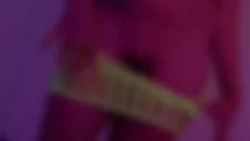 Vieni e mi viene la figa e soprattutto ce l'ho pelosa, dimmi, ti piacciono i capelli?