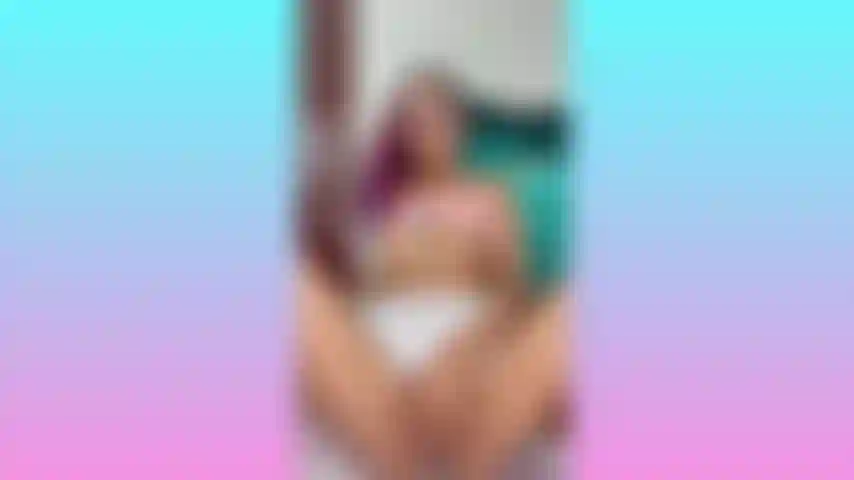 Adoro il gelato che mi cola sulle tette, vuoi vedere?