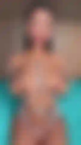 Schizzo, piedi, gambe, gioco sulla figa con giocattoli e dita.