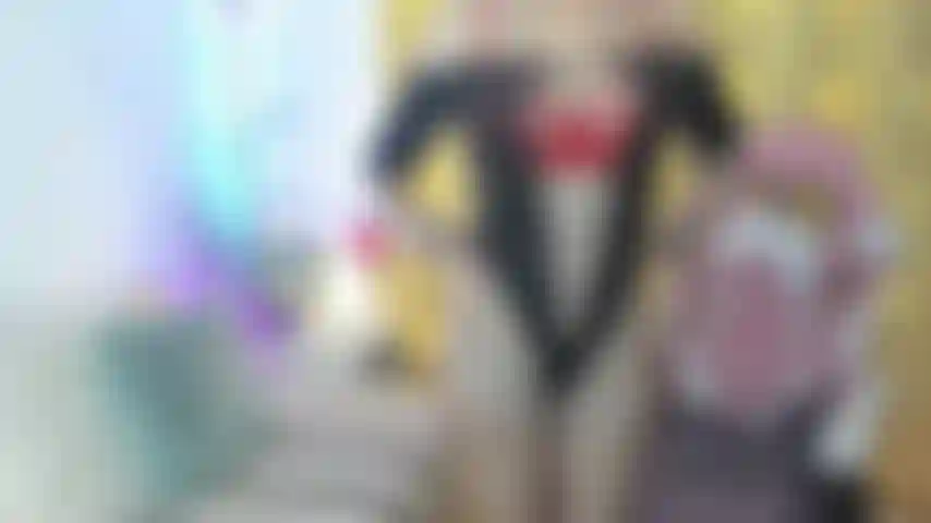 Che si diverte con la sua fica pelosa.