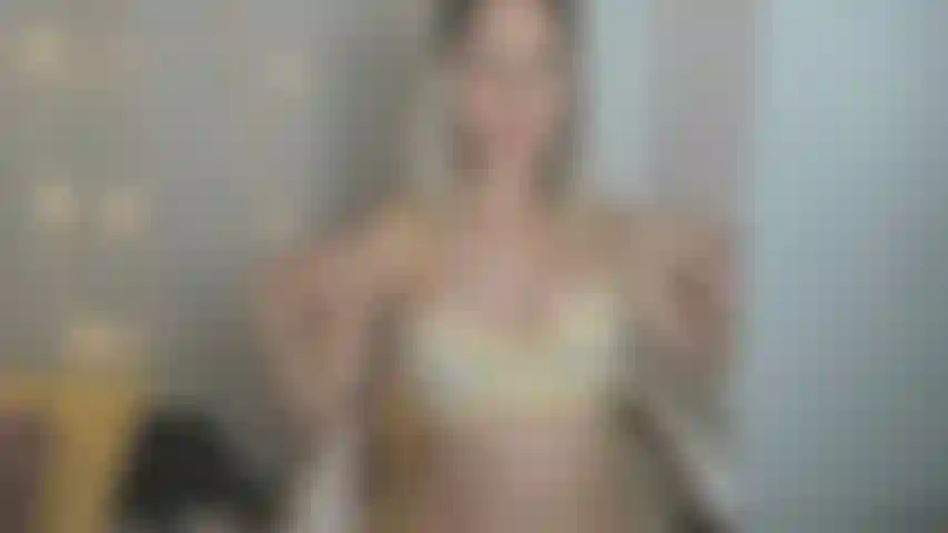 Mi piace fare pompini e usare il dildo per giocare con la figa.