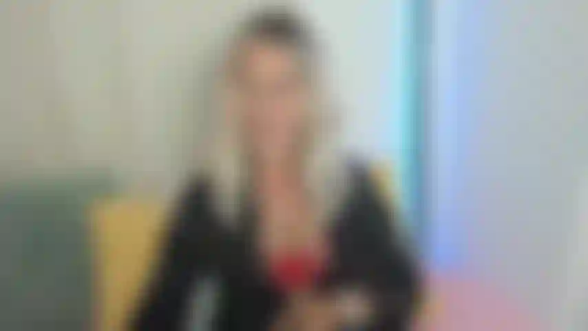 Che usa il suo dildo in più posizioni, infilandosi le dita nel culo.