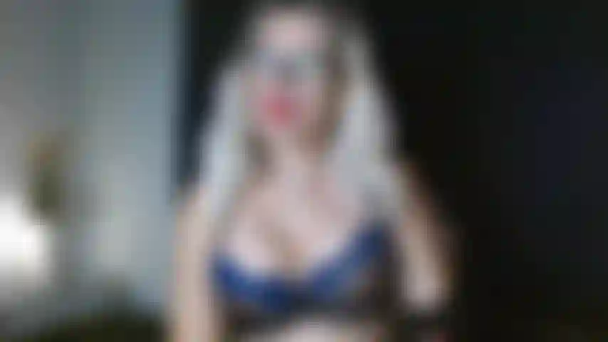 La figa bagnata e un vibratore nel culo.