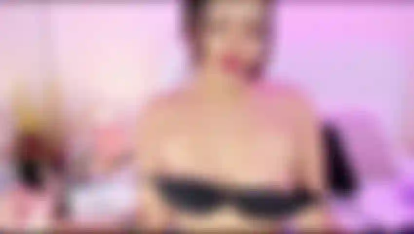 Guarda come la mia figa si bagna lentamente.