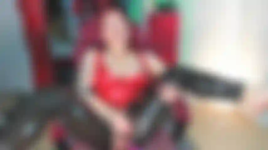 Squirt enorme con leggings in lattice neri e top in lattice rosso.