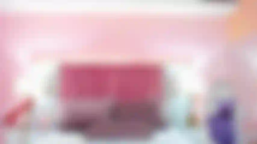 Che cavalca il suo cazzo come una sgualdrina insaziabile, sia in avanti che indietro.