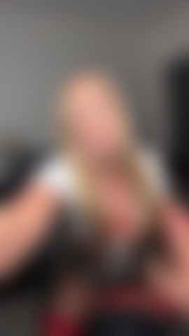 Mi vesto da segretaria, faccio pompini e mi scopo me stessa.