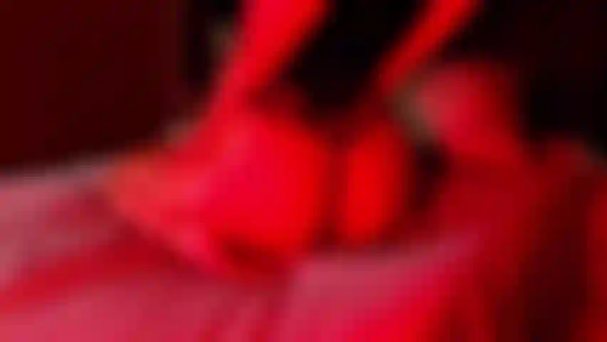 Immagina solo il mio culo che rimbalza sopra di te...