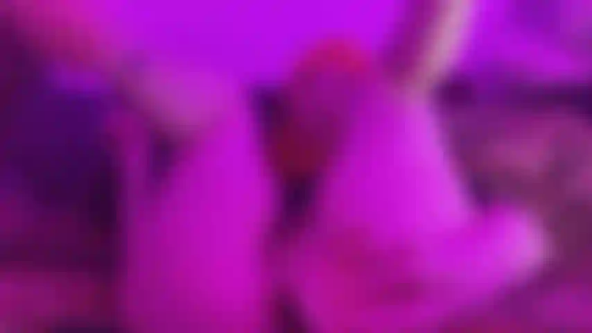 Scopo la fica con un dildo sul divano di un amico.