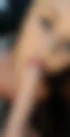Leccandoti le palle e ingoiando un grosso dildo bianco.