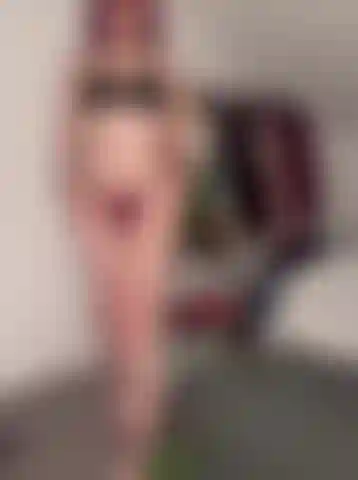 Piccola ragazza alt sexy in lingerie e tacchi ti stuzzica con il suo corpo carino! <3.