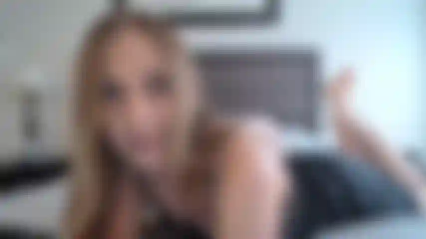 Il sesso delicato impregna la mia figa pelosa.