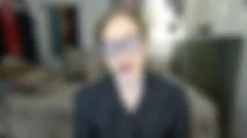 Una bibliotecaria sporca e veloce con i tacchi.