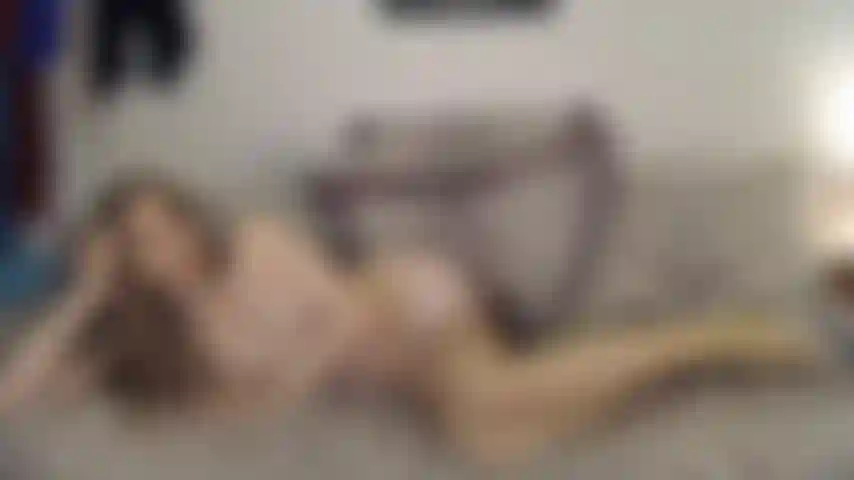 Le calze emmy e i tacchi giocano con la figa.