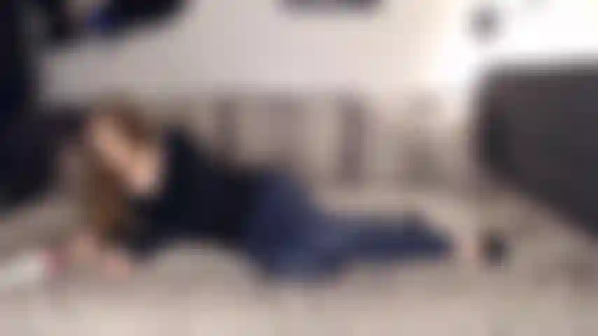 La padrona dipinge le unghie come se tu non ci fossi, poi ti sfodera!