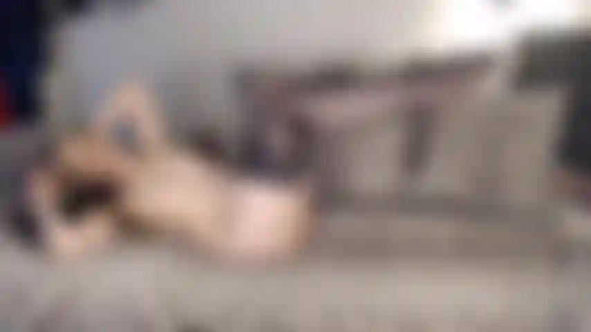 Accarezzo le piante dei piedi e le dita dei piedi, bravo ragazzo.