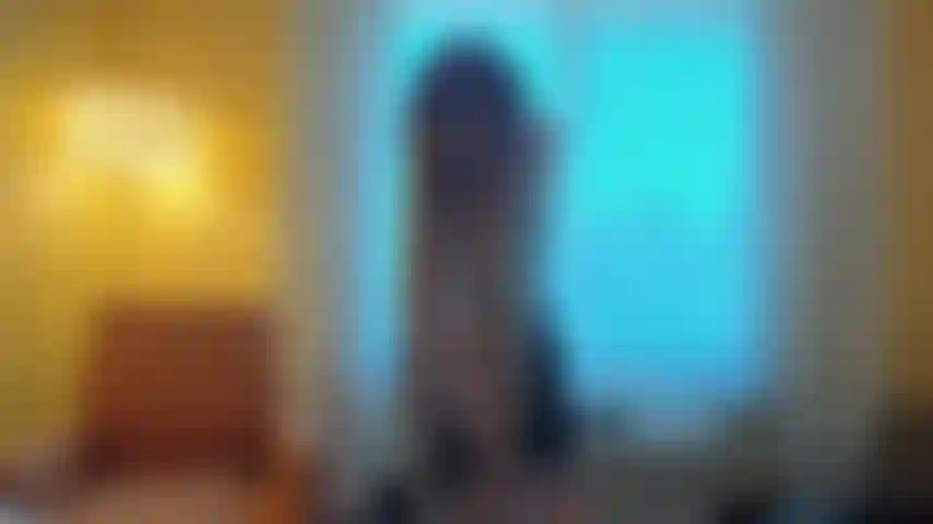 Mi spoglio e accarezzo il mio corpo nella mia camera d'albergo.