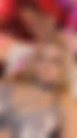 Una piccola cameriera che viene per te.