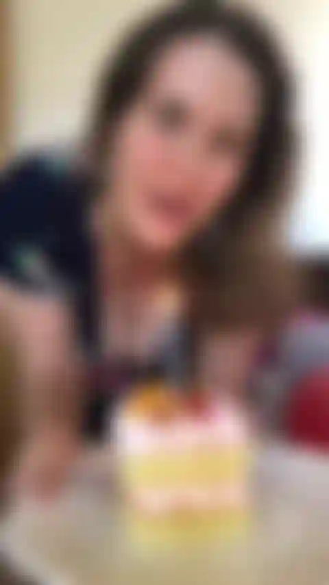 Regalo di compleanno (gioco di culo, scopata di figa, succhiamento di tette).